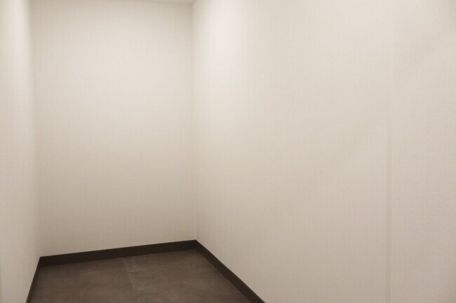 Building Photo - "Chic 1-Bedroom Retreat with Spacious Living in Valencia – 915 Sq Ft of Comfort!"