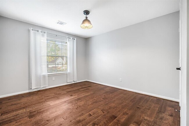 Building Photo - 11 Winrock Pl