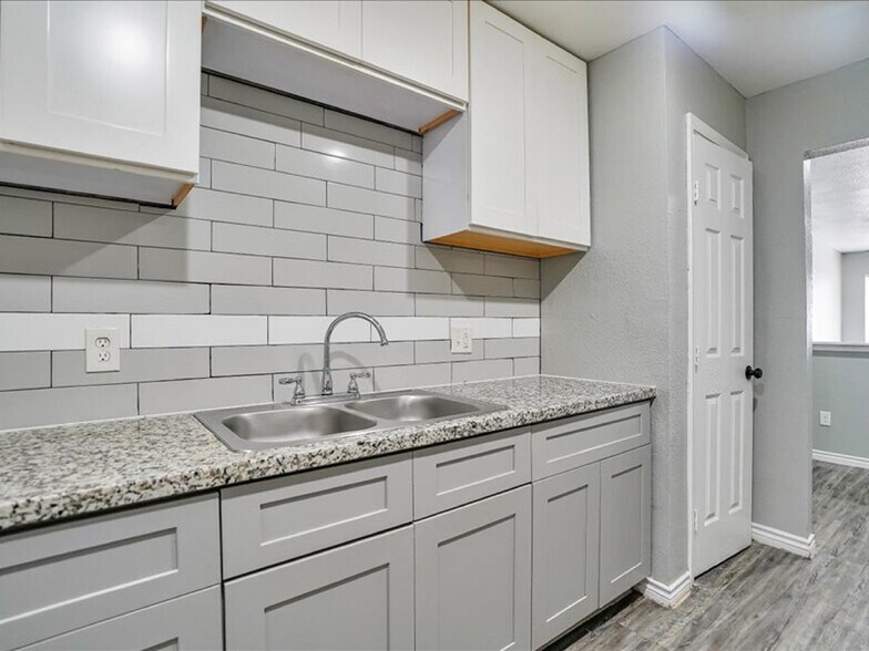 Building Photo - 5149 Lavender St
