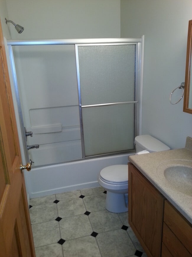 Building Photo - Move-In Special - 1/2 off your first month's rent!!!  DOWNTOWN 4 BEDROOM DUPLEX!!!  4 bedroom dup...
