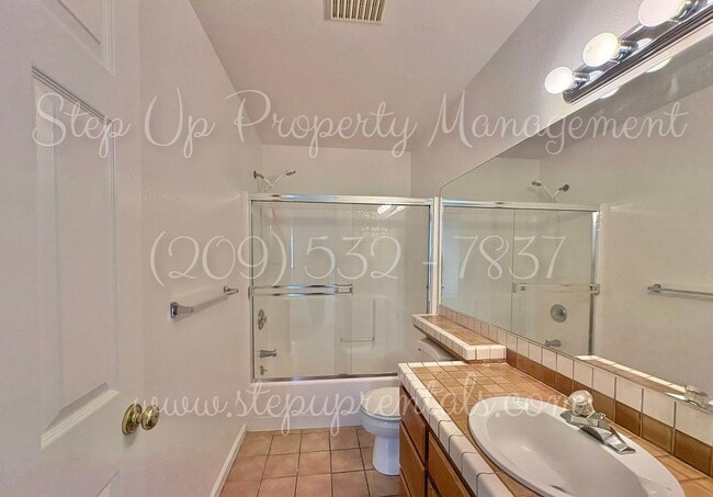 Building Photo - Bright and Freshly Updated 3 Bed 1.5 Bath ...