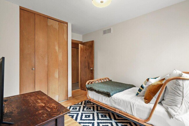 Building Photo - Mid-Century Home