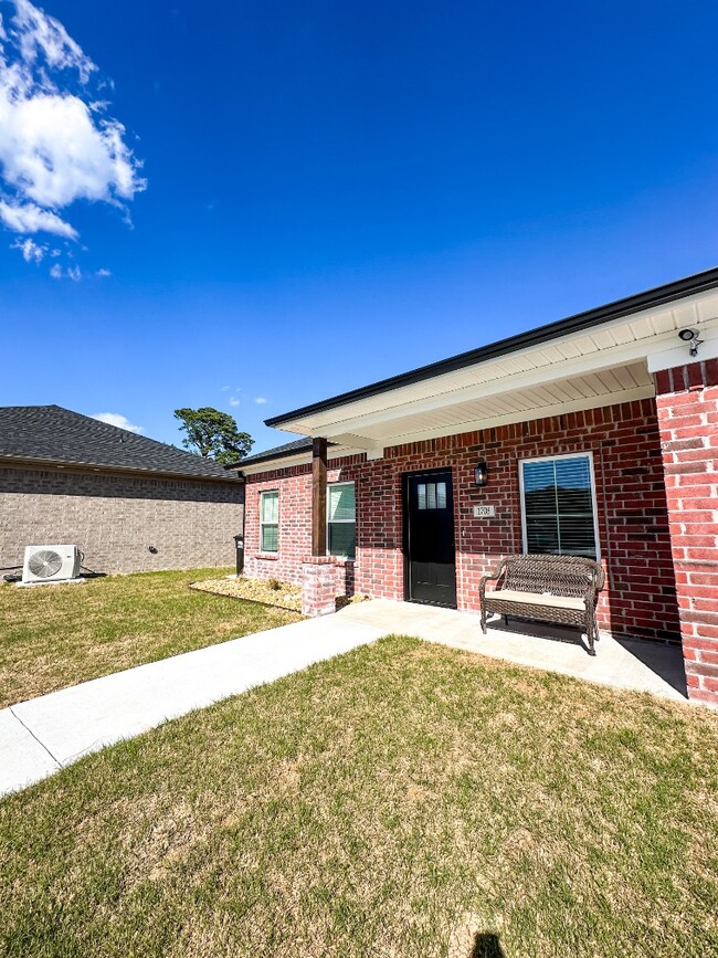 Building Photo - 1708 Rosemary Dr