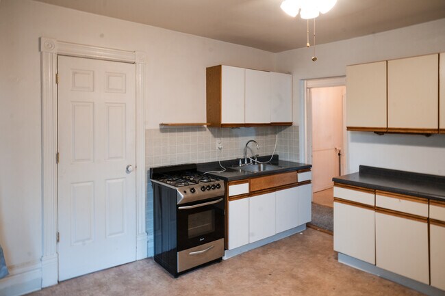 Building Photo - 556 Rose Ave E