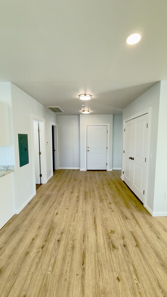 Building Photo - 403 N Walnut St