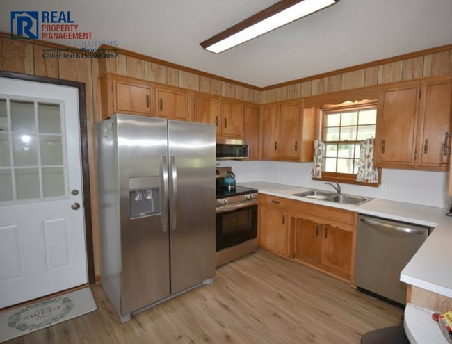 Building Photo - Beautiful 3bd, 2ba plus bonus room and pool in Woodbury!