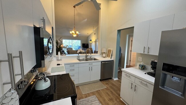 Building Photo - Furnished Short Term Rental