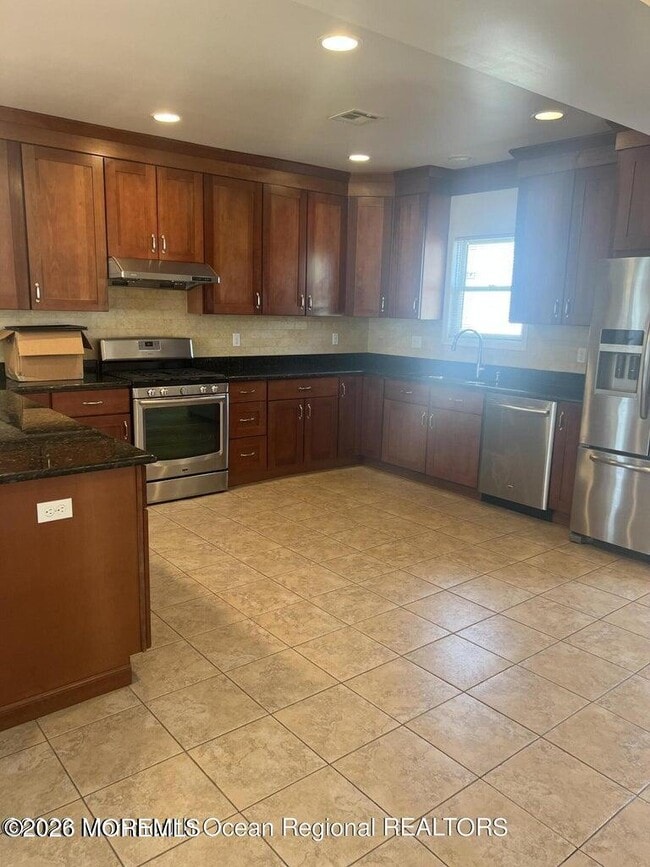 Building Photo - 83 Vanard Dr