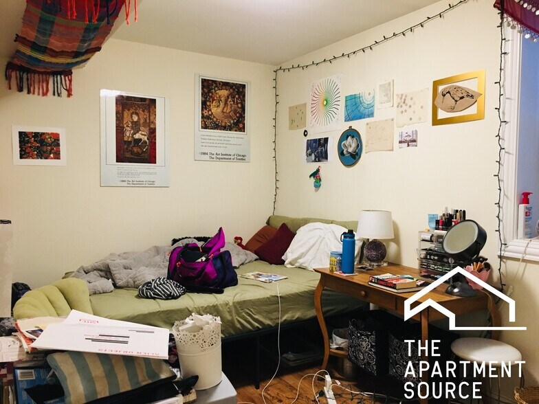 Building Photo - 3804 W Diversey Ave