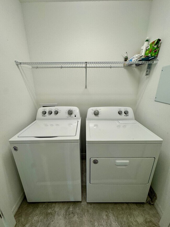 Building Photo - FOR RENT - Beautiful end unit townhouse in Clermont - Waterbrooke