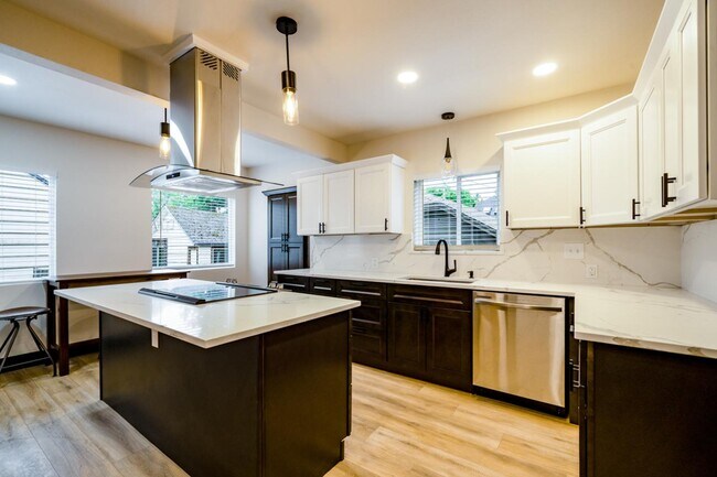 Building Photo - 6389 N Commercial Ave