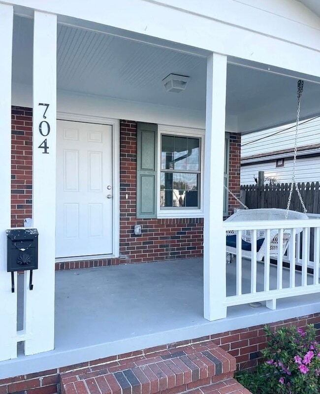 Building Photo - 3 Bed 1 Bath Single Family Brick Home