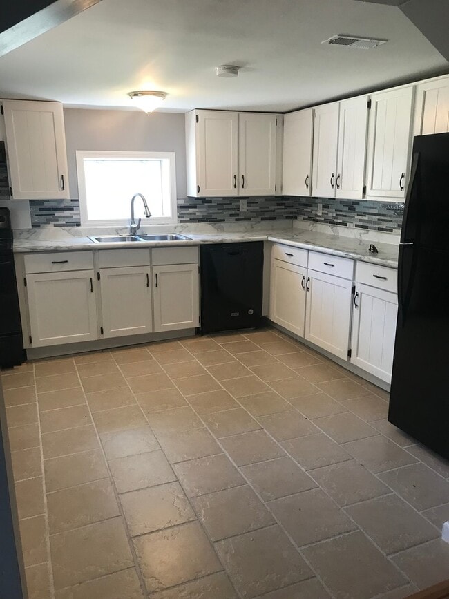 Building Photo - 2 Bedroom,  Renovated, Energy Effecient, Home for Rent