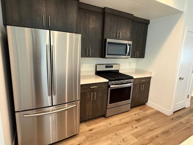 Building Photo - Beautiful townhome