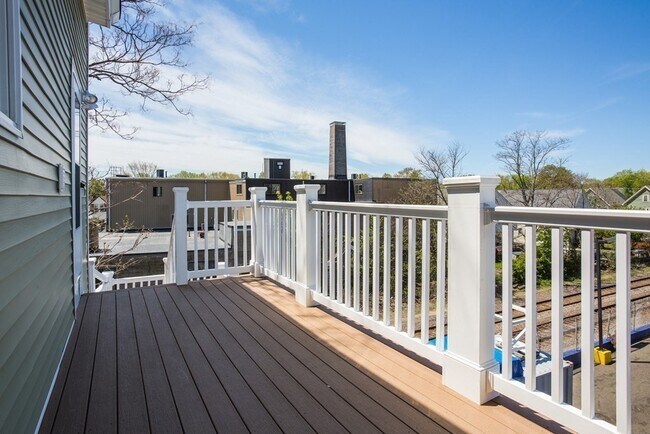 Building Photo - 660 Somerville Ave