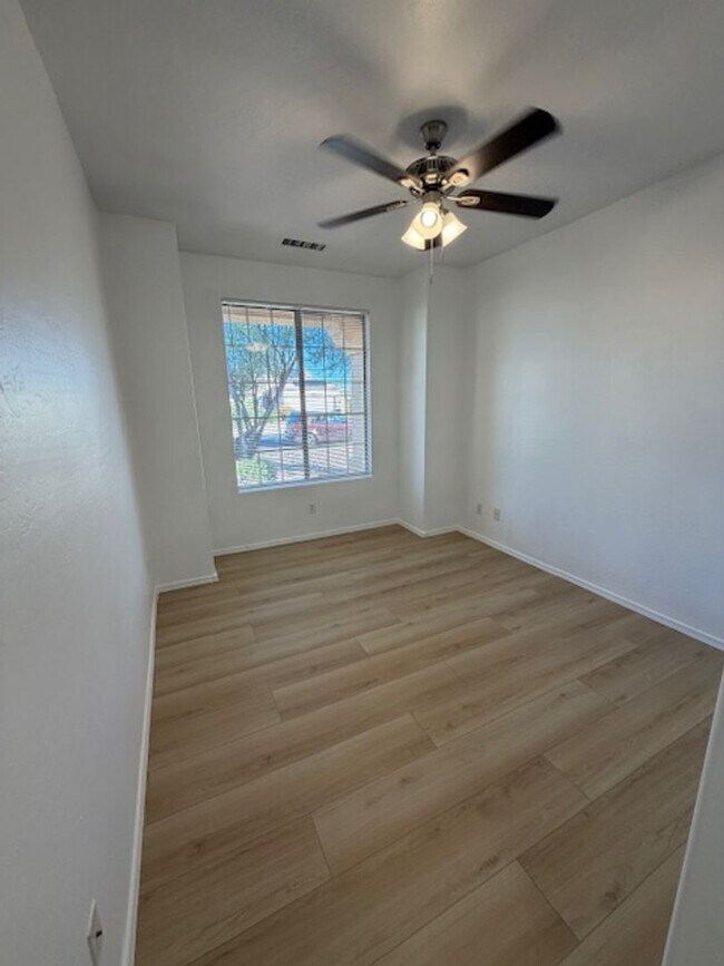 Building Photo - MOVE IN SPECIAL! Charming 3 Bed, 2 Bath in Surprise