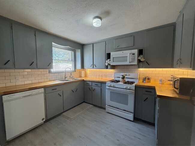 Building Photo - 301 19th Ave N