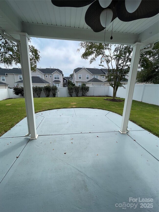 Building Photo - 120 Waterlynn Club Dr