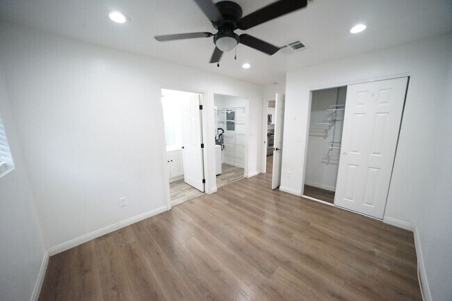 Building Photo - 1175 S Mojave Rd