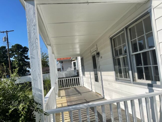 Building Photo - 123 Elm St