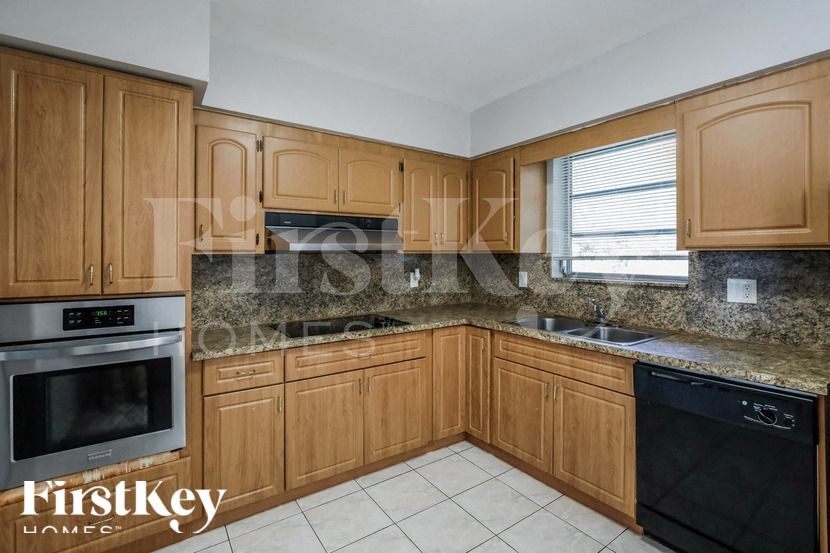Building Photo - 621 SW 69th Terrace