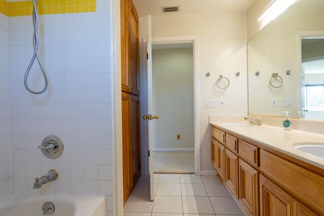 Building Photo - ***Exceptional 3BR/2.5BA Residence in Prime *** San Leandro Location