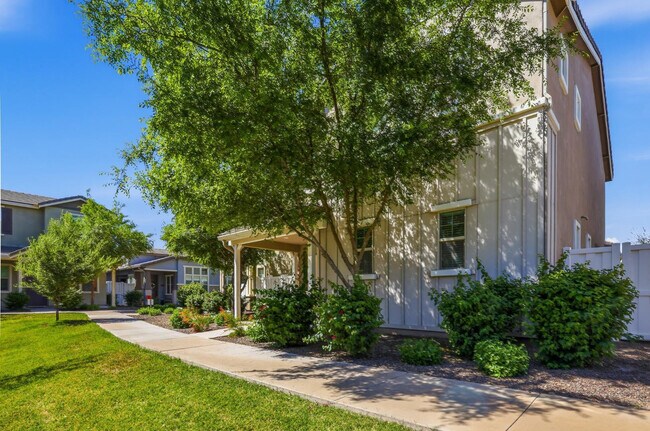 Building Photo - 2263 S Henry Ln