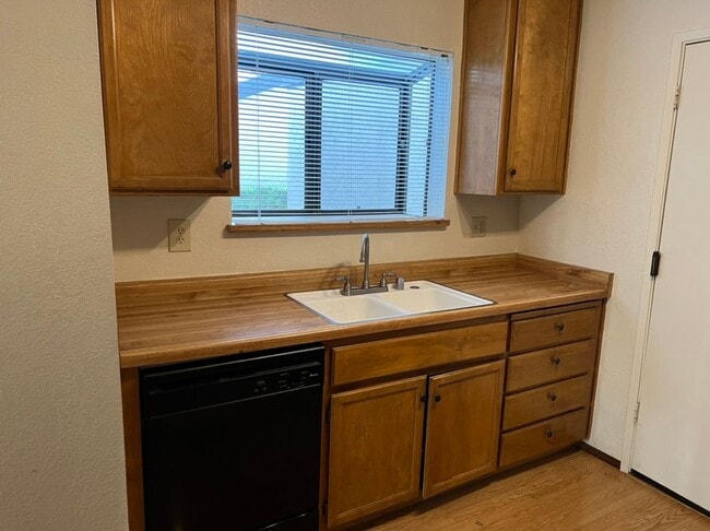 Building Photo - Single story condo located in Cedarbrook's Gated Community!