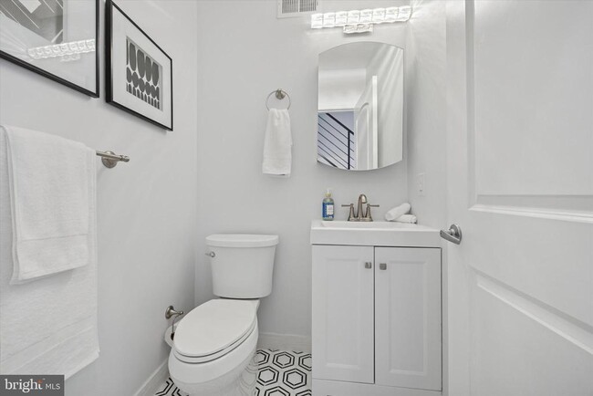 Building Photo - 2220 E Harold St