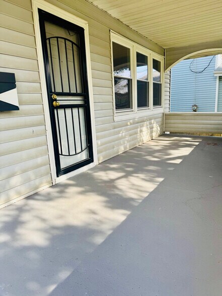 Building Photo - 1066 E 12th Ave