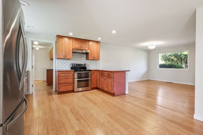 Building Photo - Room to roam! 3 bed, living, dining, den, ...