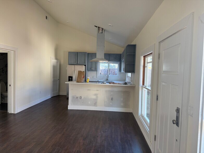 Building Photo - 313 Coronado St