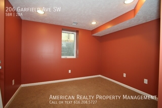 Building Photo - 206 Garfield Ave SW