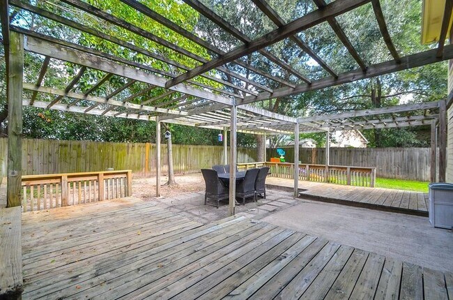 Building Photo - 20402 Avery Point Dr