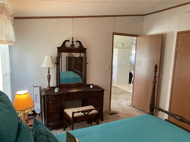 Building Photo - Furnished 3 bedroom 2 full bathroom Manufa...