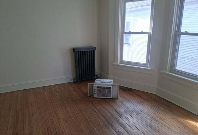 Building Photo - 247 N Main St