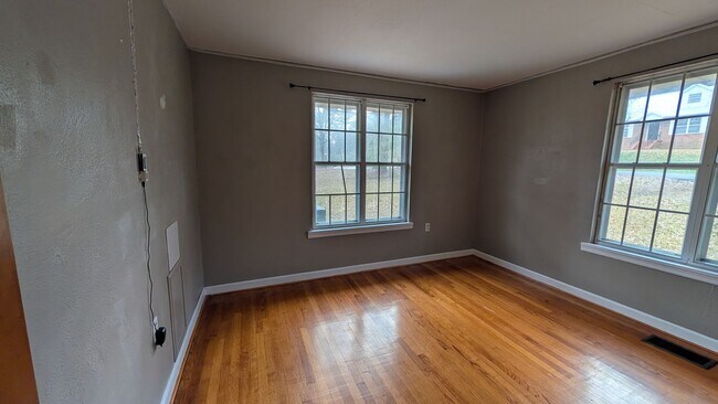 Building Photo - Cute 2BR House with Large Kitchen, Lots of Natural Light