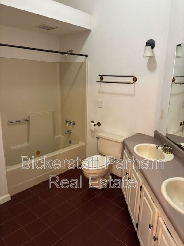 Building Photo - 213 Chapel St