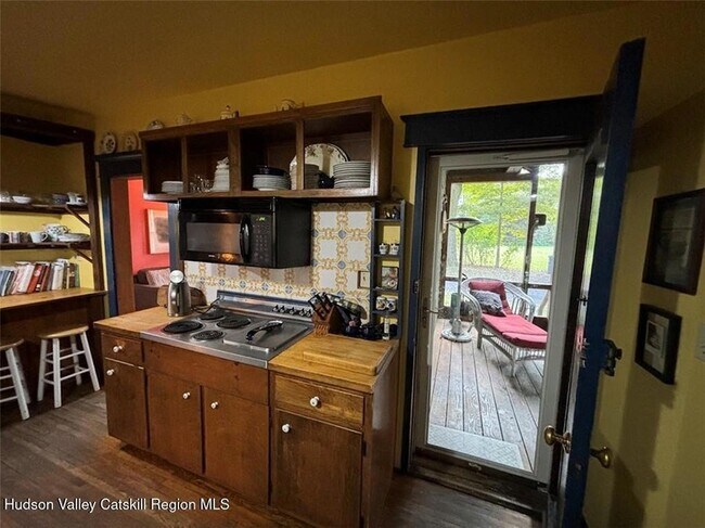 Building Photo - 123 Plains Rd