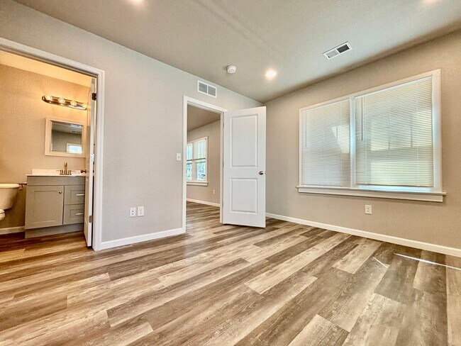 Building Photo - Charming Duplex in Prime Fort Collins Location!