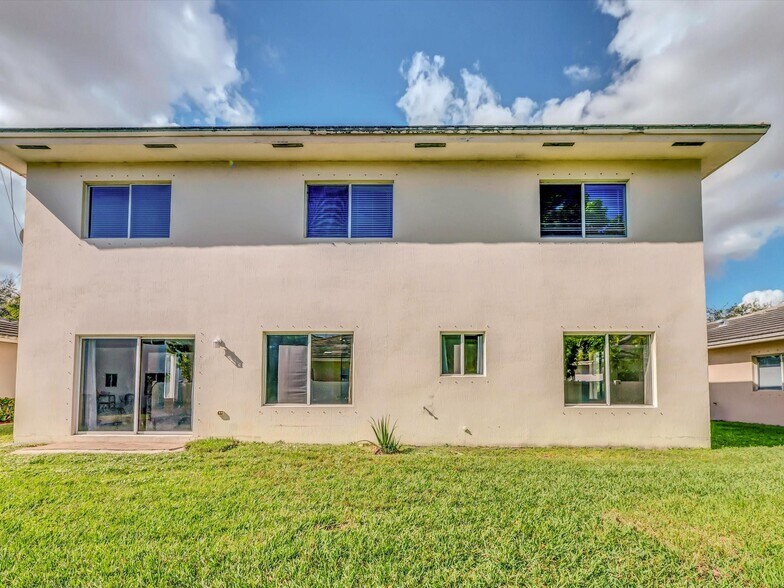 Building Photo - 308 NW 17th Ter