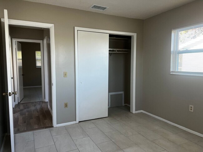 Building Photo - 2BD/1BA/Single carport - Venice