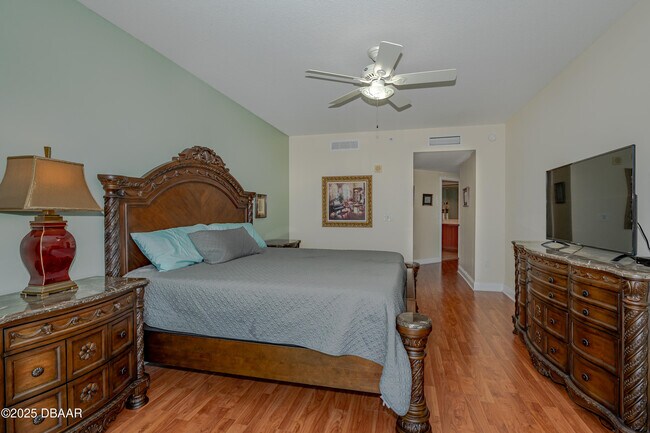 Building Photo - 231 Riverside Dr