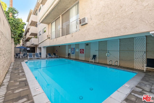 Building Photo - 11645 Montana Ave