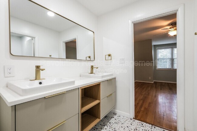 Building Photo - 3288 Regalwoods Dr