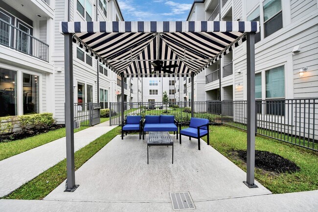 Building Photo - 4840 N Shepherd Dr