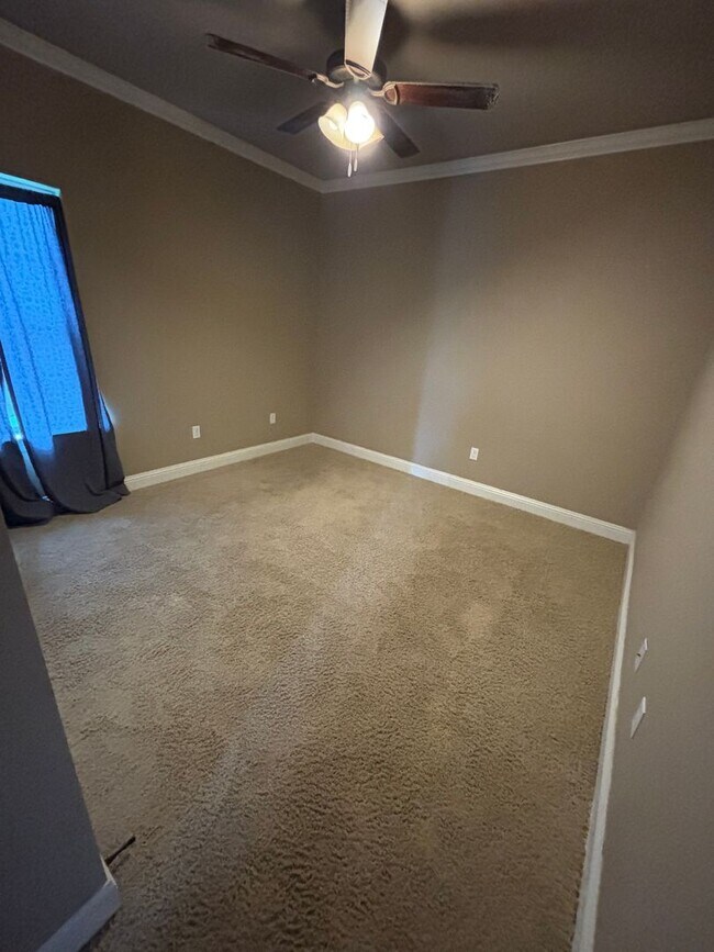 Building Photo - Large 4 Bedroom Home in Benton