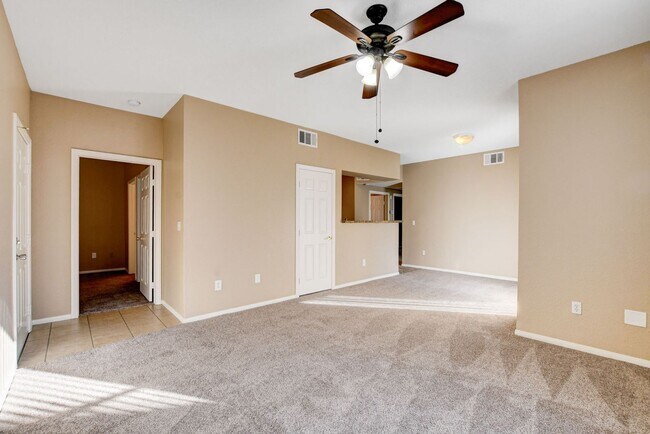 Building Photo - LOCATION! LOCATION! LOCATION! Move-in read...