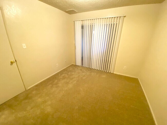 Building Photo - 2 Bedroom 2 Bathroom in Vista de Oeste