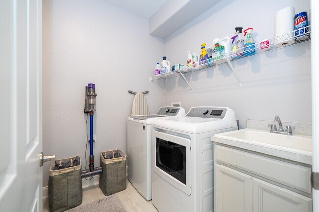 Building Photo - "Spacious 4-Bedroom Retreat with 3 Full Baths in Winter Garden's Serene Sanctuary"